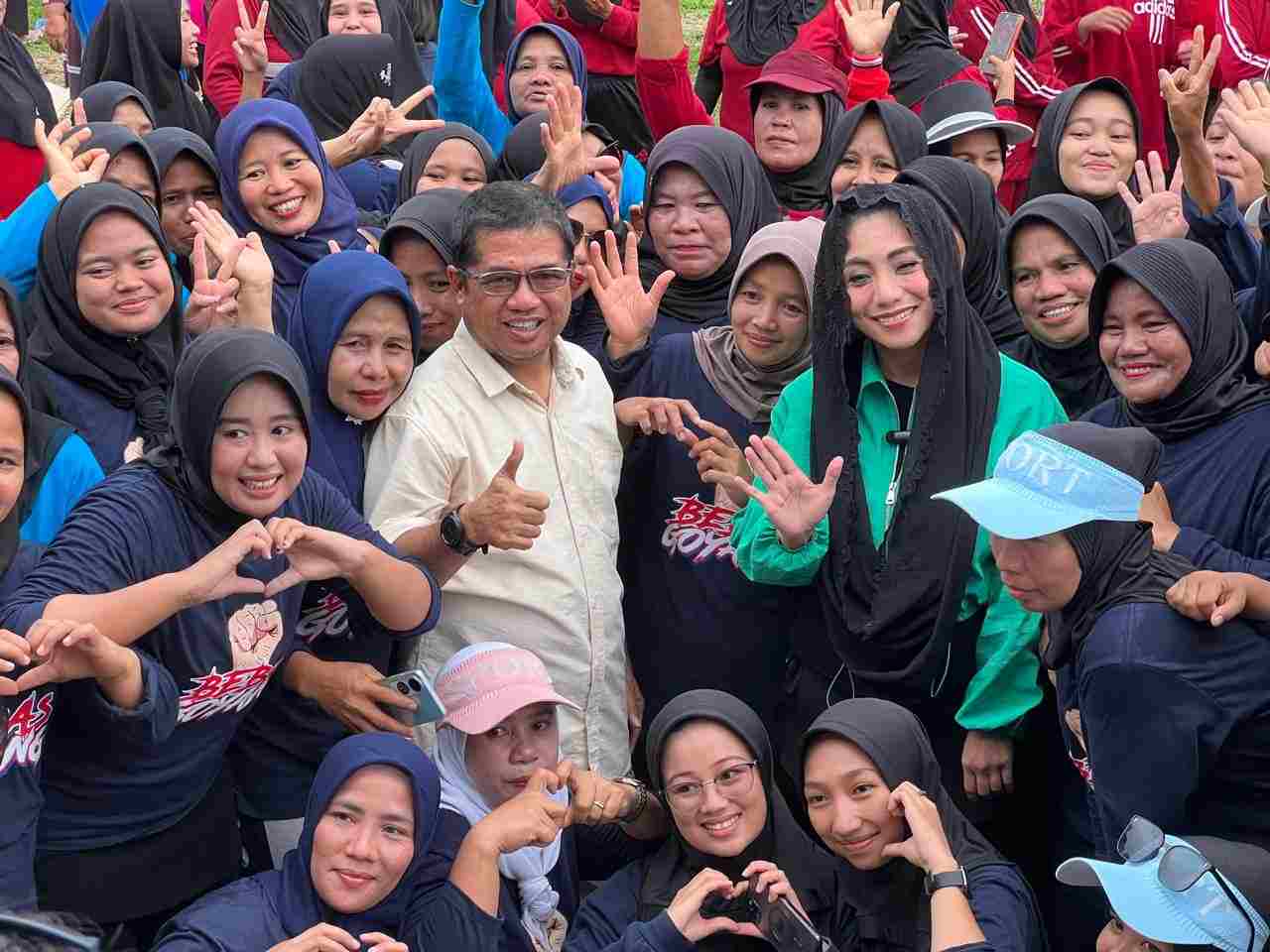 Pasangan Andi Bebas Manggazali Siti Rahmawati Saat Bertemu Dengan Relawan Dan Masyarakat di Desa Cirebon Wonomulyo Polewali Mandar (Polman)