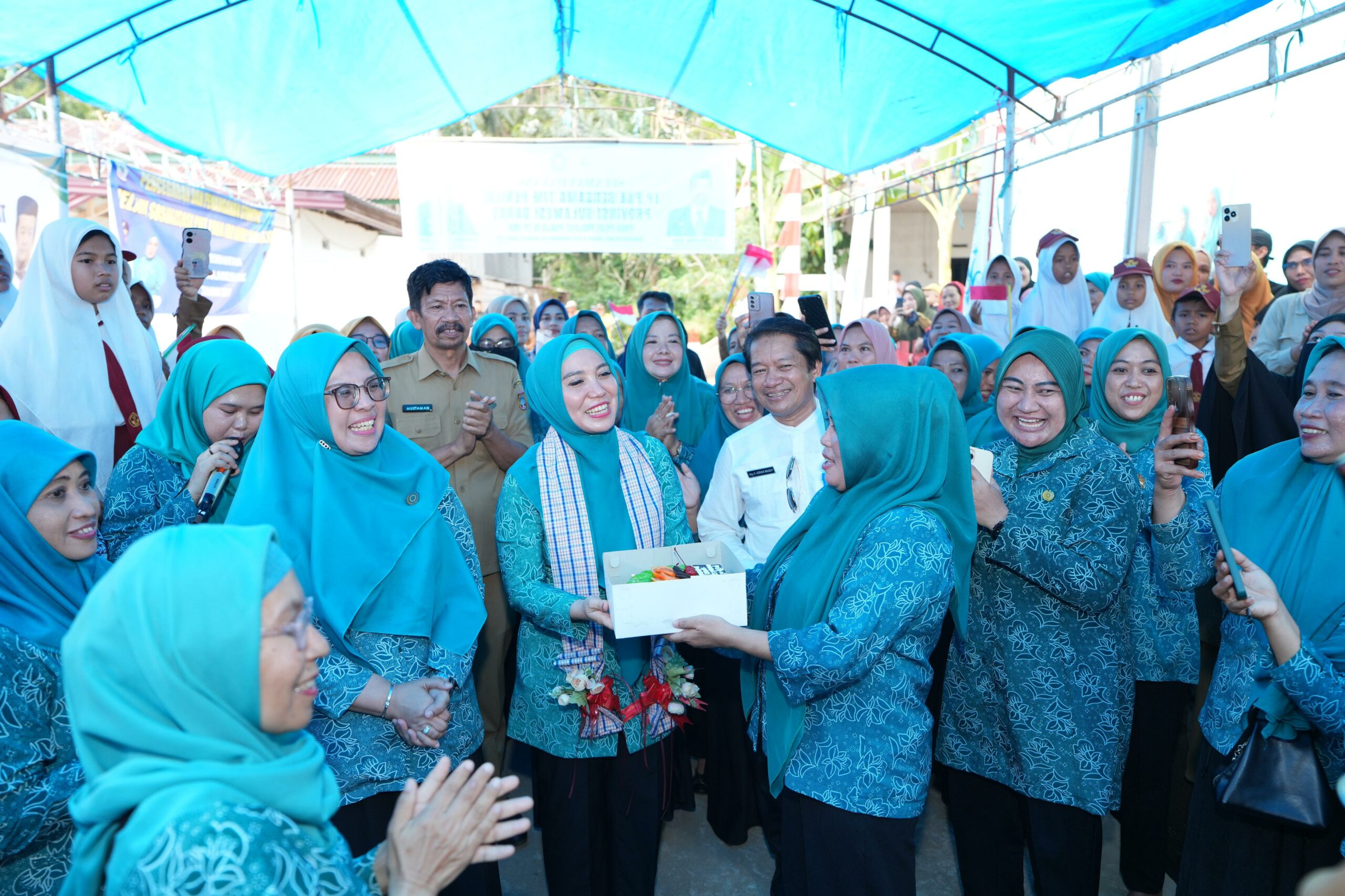 PJ Ketua TP PKK Sulbar Sofha Marwah Bahtiar Kunjungi Beberapa Pilot Project di Polman
