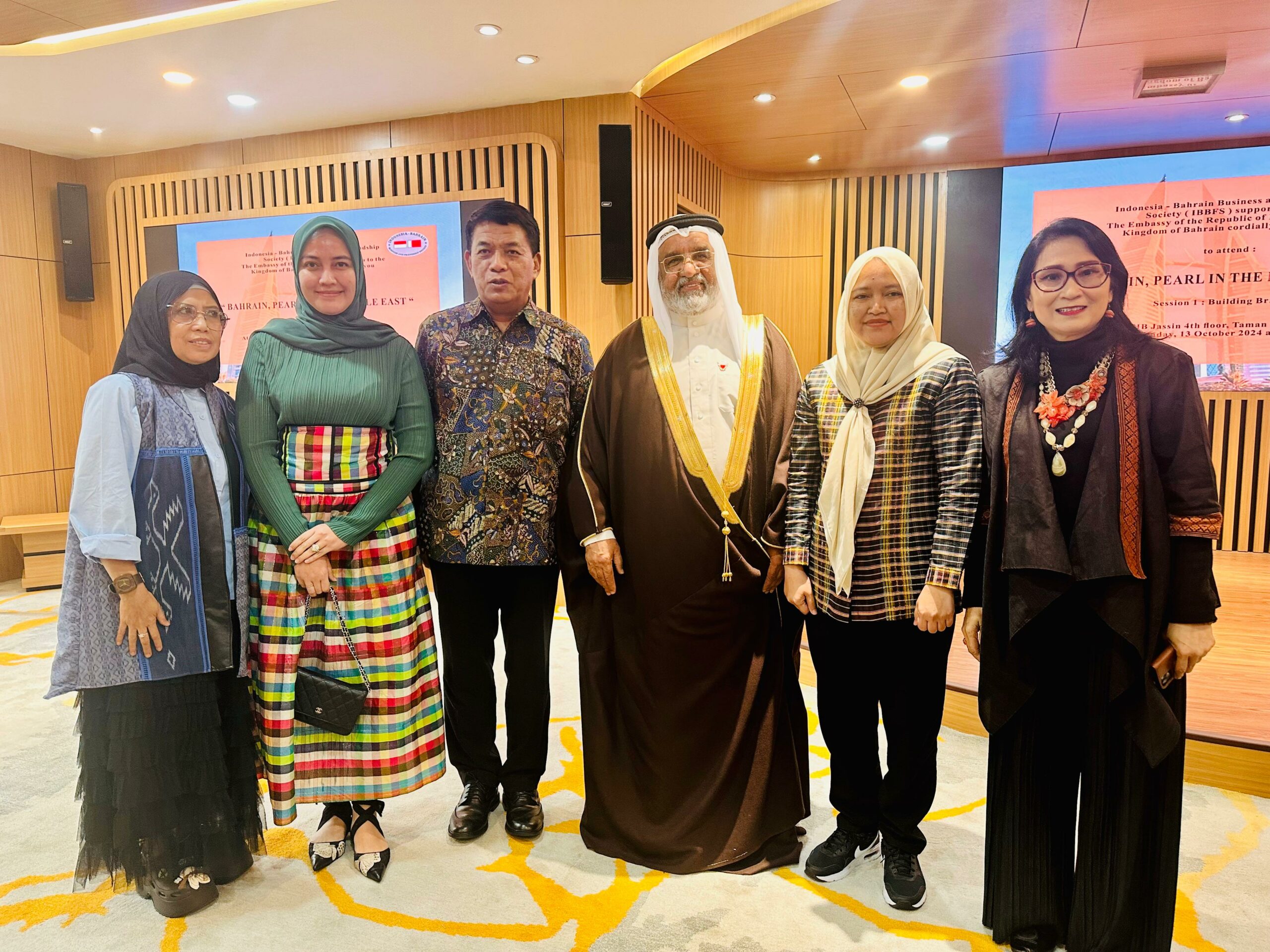 Dorong Investasi, Banhub Sulbar Serahkan Investment Guide Book 2024 kepada Kedautalan Bahrain