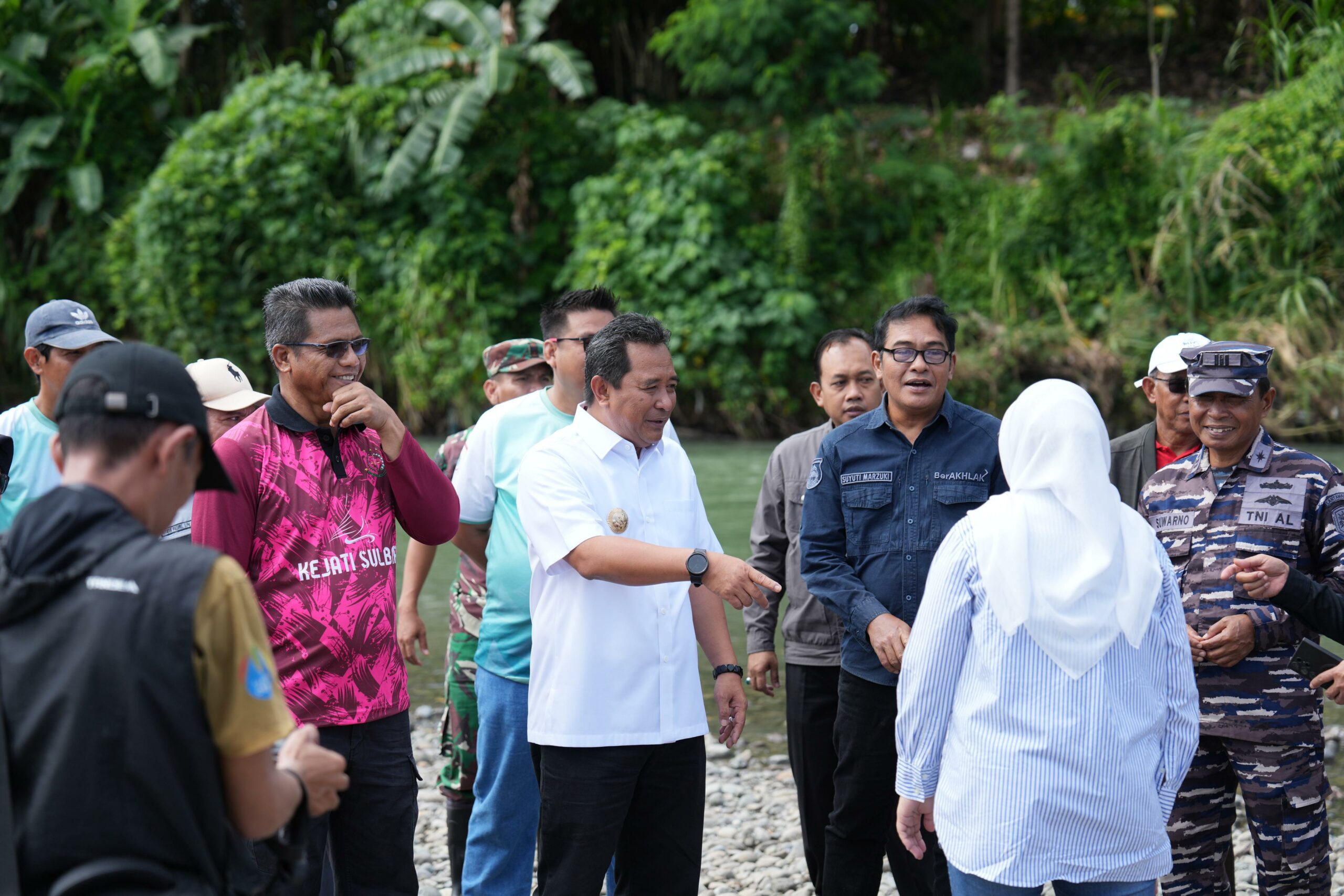 Libatkan Pelajar, PJ Bahtiar dan Bupati Mamuju Tebar Benih Ikan Nila di Sungai Kalukku