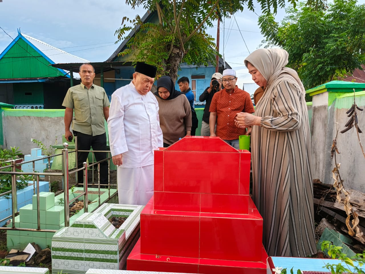 Wagub Sulbar Salim S Mengga Ziarahi Makam Sang Ayah